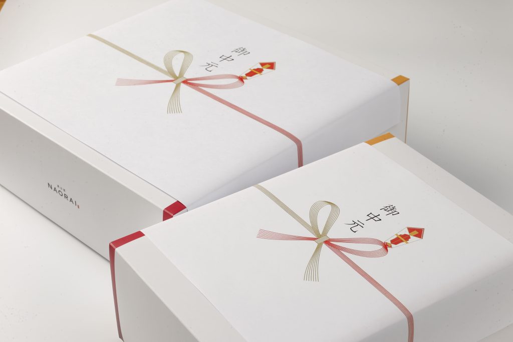 お中元の熨斗がかけられたギフトボックス