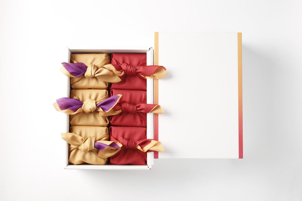 仁多米を2合ずつ真空キューブ米にして１つずつ丁寧に風呂敷で包んだ特別な贈り物のギフトボックス