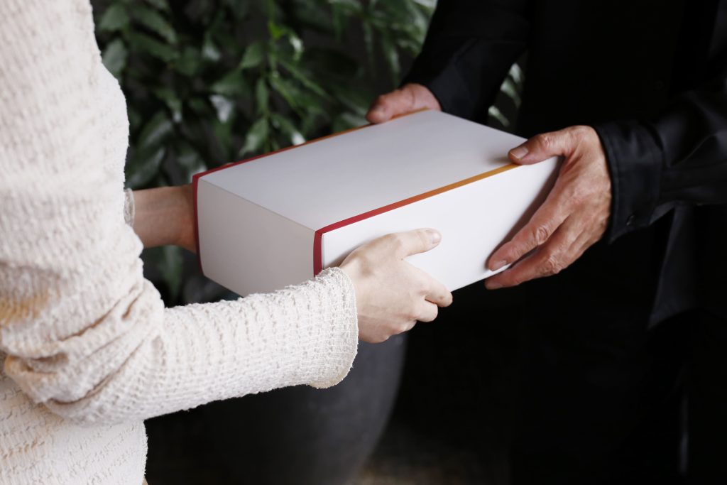 贈り物を手渡しするシーン