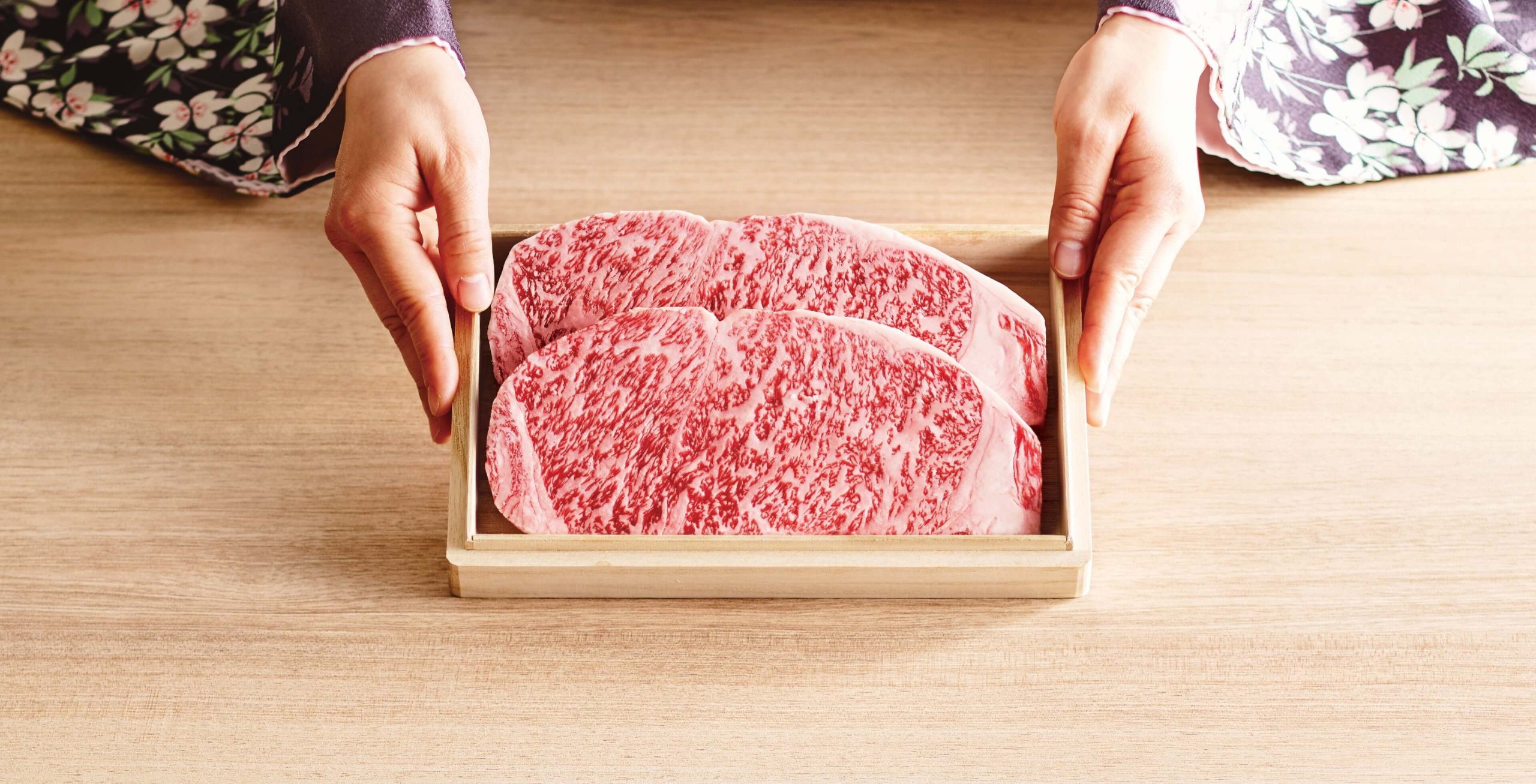 桐箱に入れられた奥出雲和牛のステーキ肉2枚