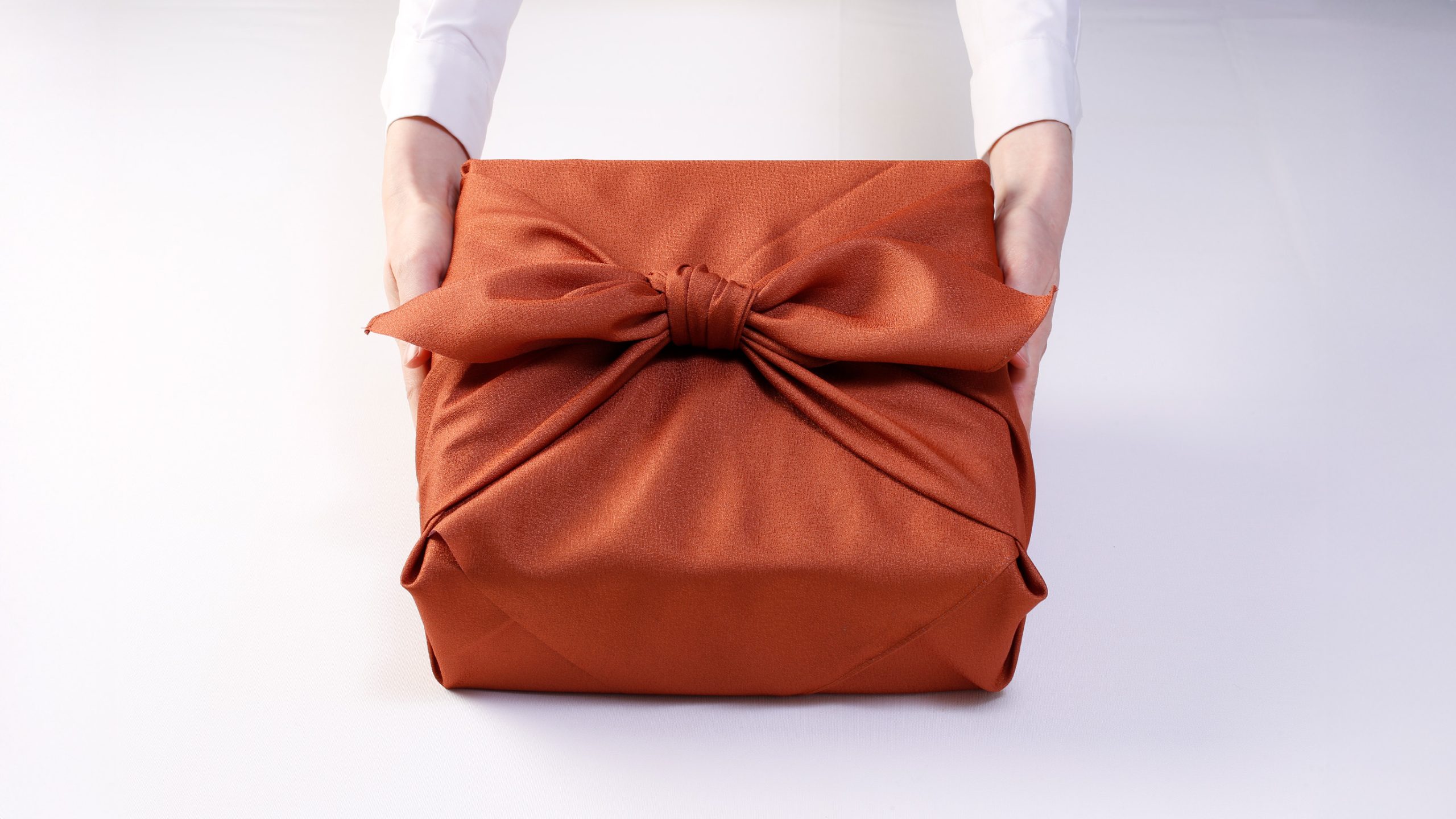 失礼のない「上司への出産祝い」マナーと、喜ばれるギフト選び