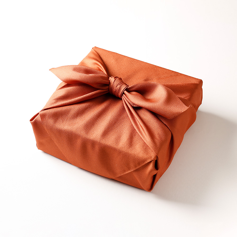 奥出雲の最高峰ギフト、重厚感のあるローストビーフ玉雲のみ、上質な風呂敷で丁寧に包んでお届けいたします。