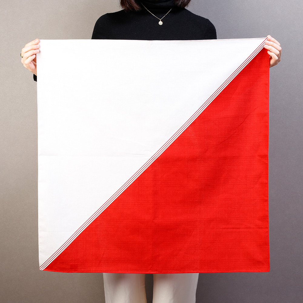 御歳暮限定の紅白風呂敷でお包みしてお届けします。