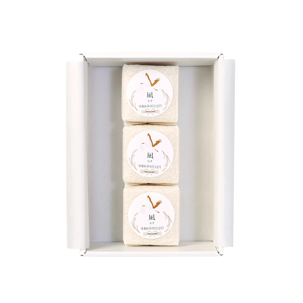 名入れは2合キューブ米の専用ラベルに印字し、主張しすぎない上品なデザインで仕上げています。