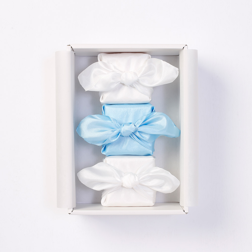 お米風呂敷のカラーは2つのパターン(ブルー×白・ピンク×白）からお選びいただけます。