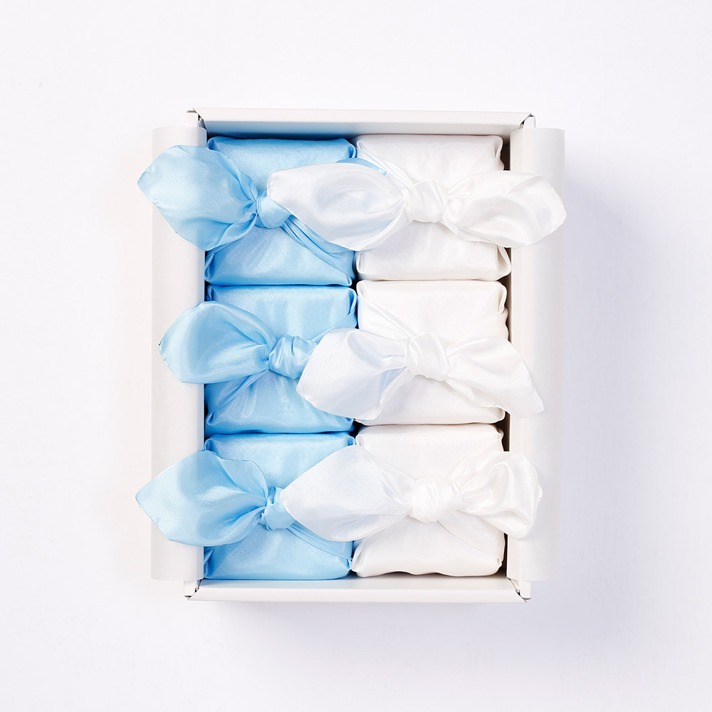 お米風呂敷のカラーは2つのパターン(ブルー×白・ピンク×白）からお選びいただけます。