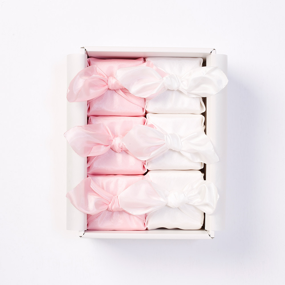 お米風呂敷のカラーは2つのパターン(ブルー×白・ピンク×白）からお選びいただけます。