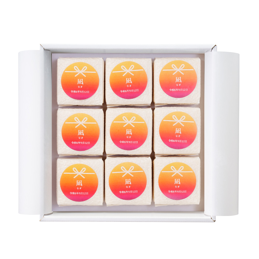 名入れは2合キューブ米の専用ラベルに印字し、主張しすぎない上品なデザインで仕上げています。