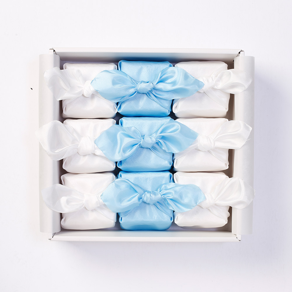 お米風呂敷のカラーは2つのパターン(ブルー×白・ピンク×白）からお選びいただけます。