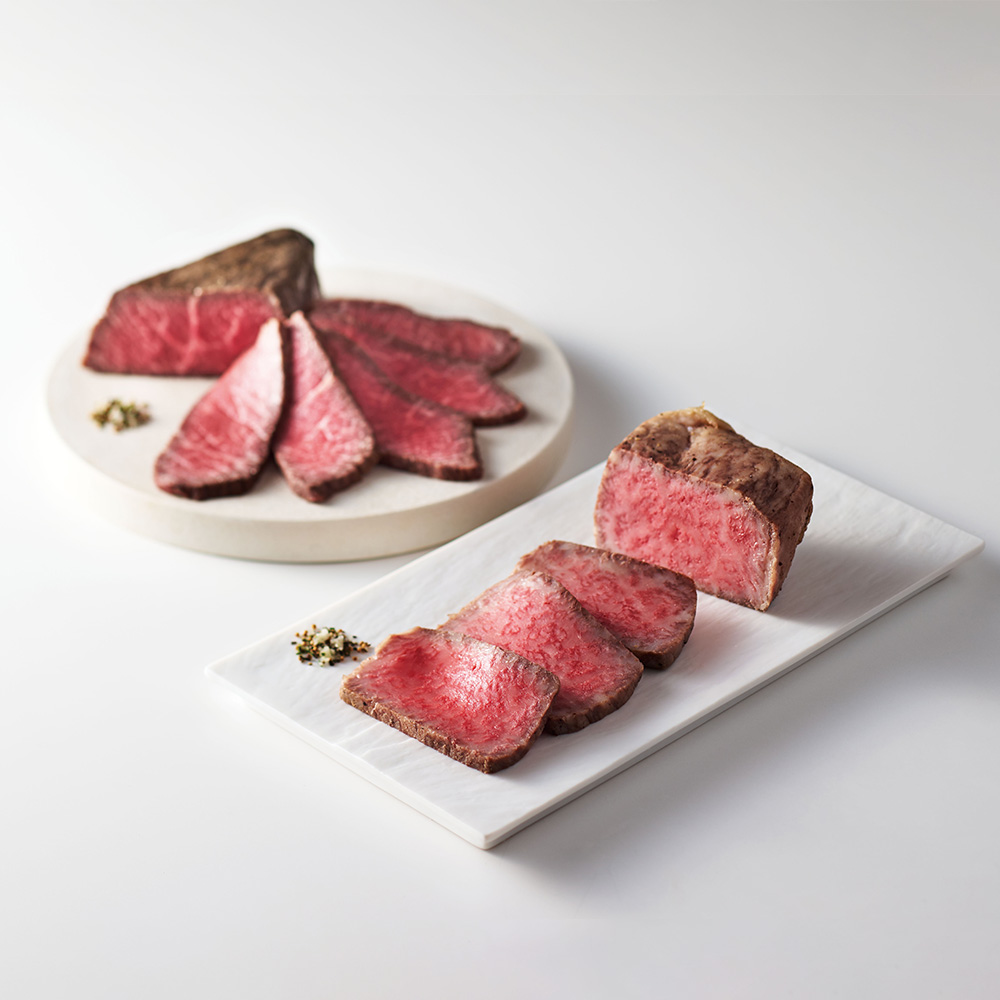 奥出雲和牛のローストビーフをモモ（ブロック250g）とサーロイン（ブロック150g）2種食べ比べができる豪華な詰め合わせギフト。