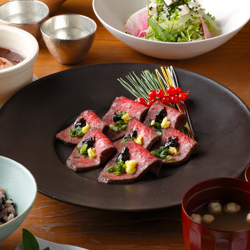 年末年始のご馳走に、脂が控えめで赤身の豊かな旨みを味わえる人気NO1のローストビーフ。お正月のおせちに添えて、家族で囲む食卓を華やかに。