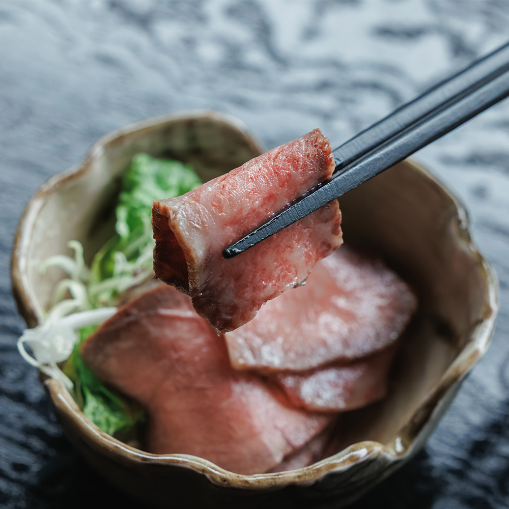 厳選したA4～A5ランクのサーロインは、きめ細やかな肉質と、豊かな脂の甘みが特長です。