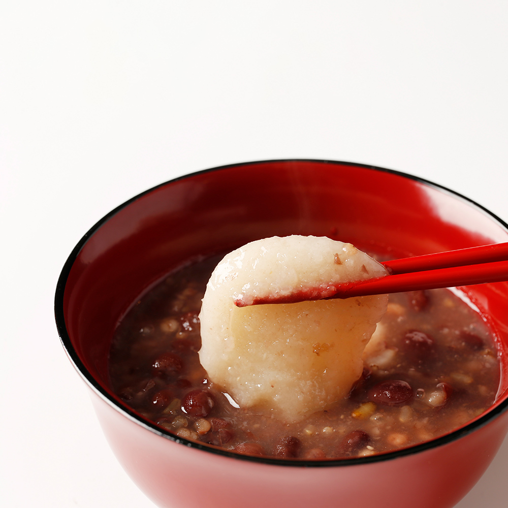 奥出雲産もち米の丸餅2個入り。ふっくらとした“もちもち”の食感とともに、素材の滋味がじんわりと広がります。