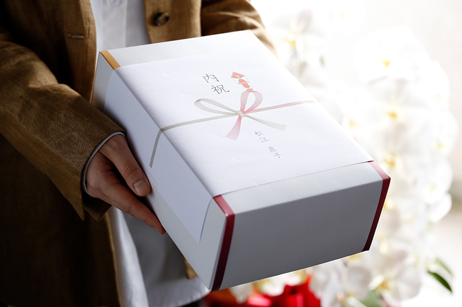 内祝や御礼、お中元やお歳暮などにはギフトボックス・熨斗＆メッセージカードのギフト対応可能です