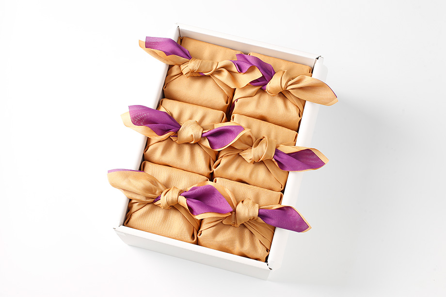 贈る人の思いが伝わる小ぶりで上品な風呂敷包み
