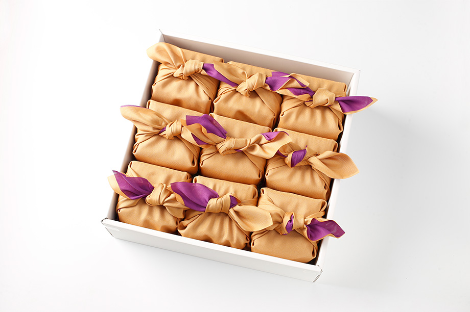 贈る人の思いが伝わる小ぶりで上品な風呂敷包み